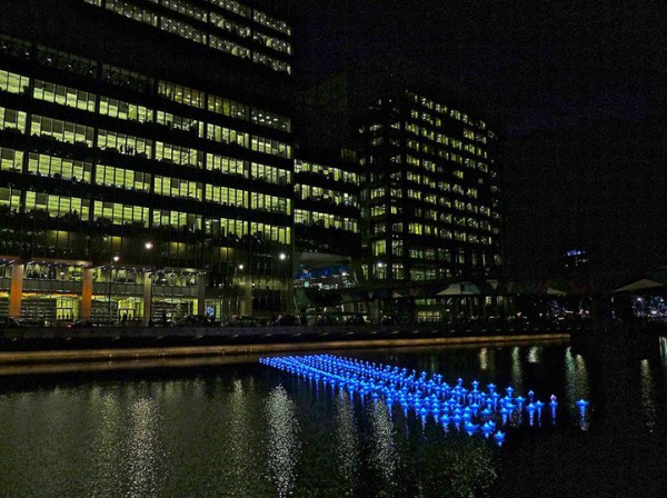 colorful-paper-boats-float-across-londons-canary-wharf-4