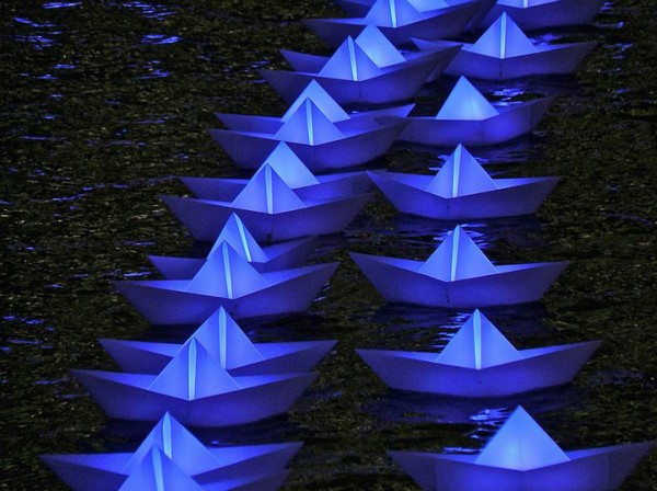 colorful-paper-boats-float-across-londons-canary-wharf-5